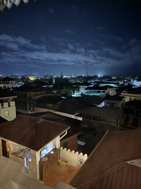 Nächtlicher Blick über die Dächer von Stone Town auf Sansibar