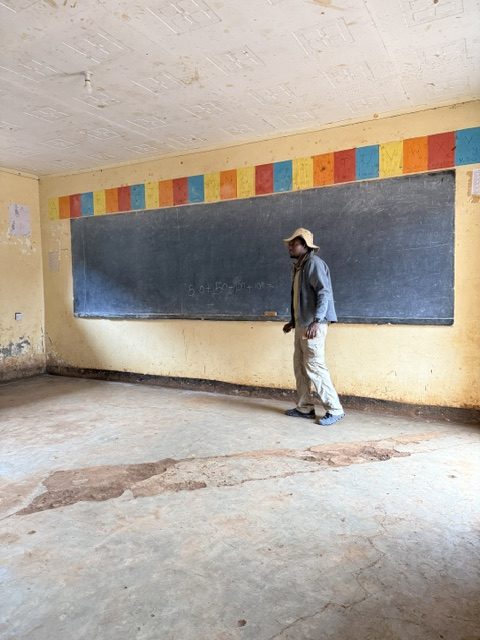 Klassenzimmer im Mwema Children Centre mit bunt bemalter Tafelwand