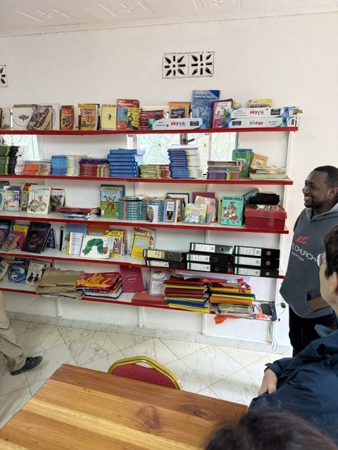 Regal voller gespendeter Bücher im Mwema Children Centre