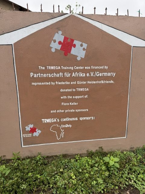 Schild des Trainingscenters, unterstützt von Partnerschaft für Afrika e. V.